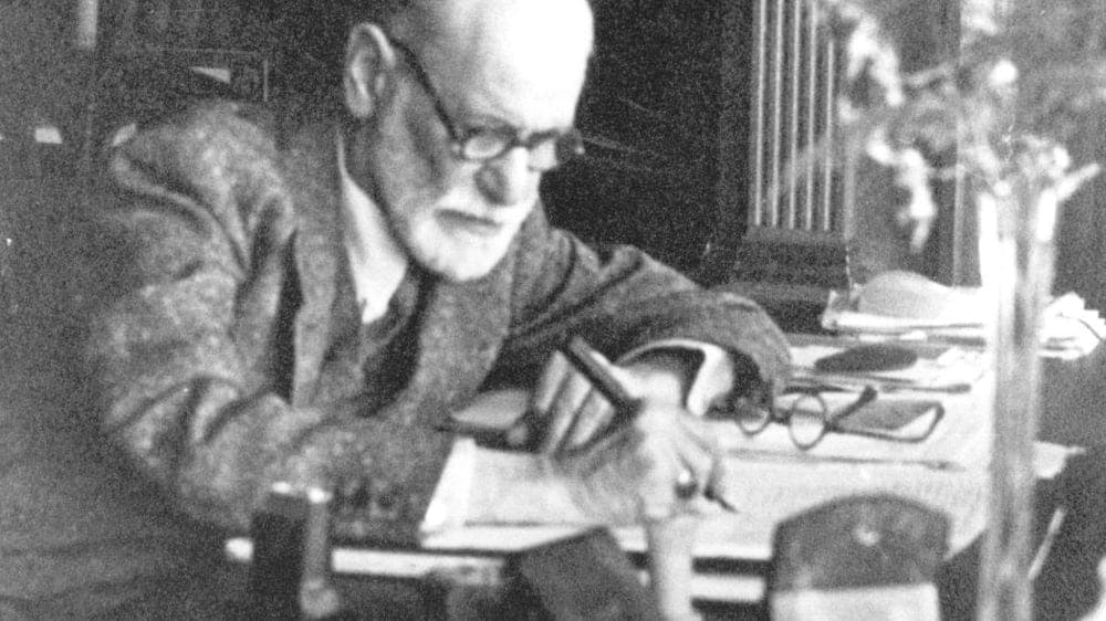 Sigmund Freud an seinem Schreibtisch