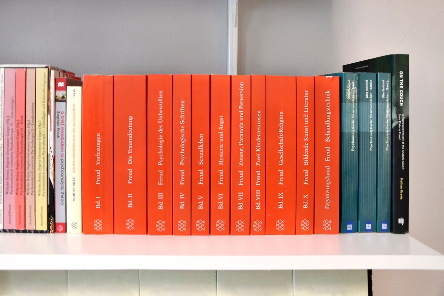 Studienausgabe der Werke Sigmund Freuds im Bücherregal