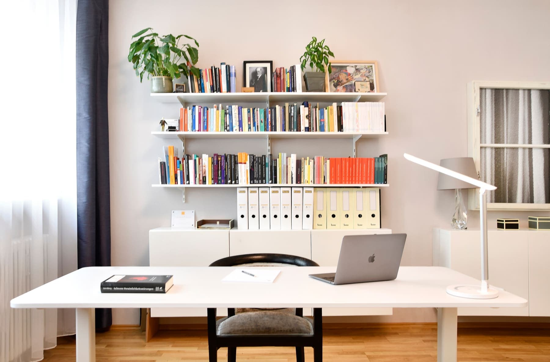 Schreibtisch und Bücherwand in der Praxis